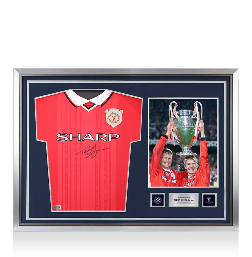 Fronte ufficiale di Teddy Sheringham UEFA Champions League firmata e Hero incorniciata la camicia da casa del Manchester United 1999
