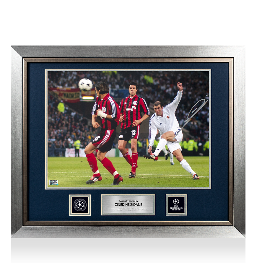 Foto oficial del Real Madrid firmada y enmarcada por Zinedine Zidane de la UEFA Champions League: Volea de la final de la UEFA Champions League 2002