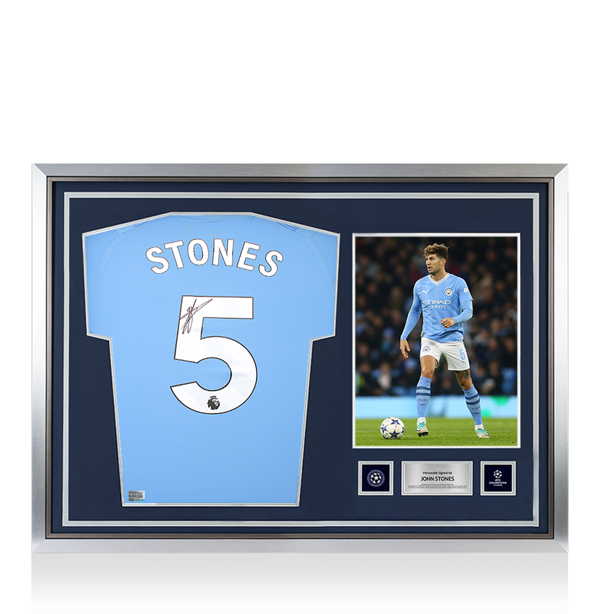 Maillot officiel de l'UEFA Champions League signé par John Stones et encadré par le héros Manchester City 2023-24