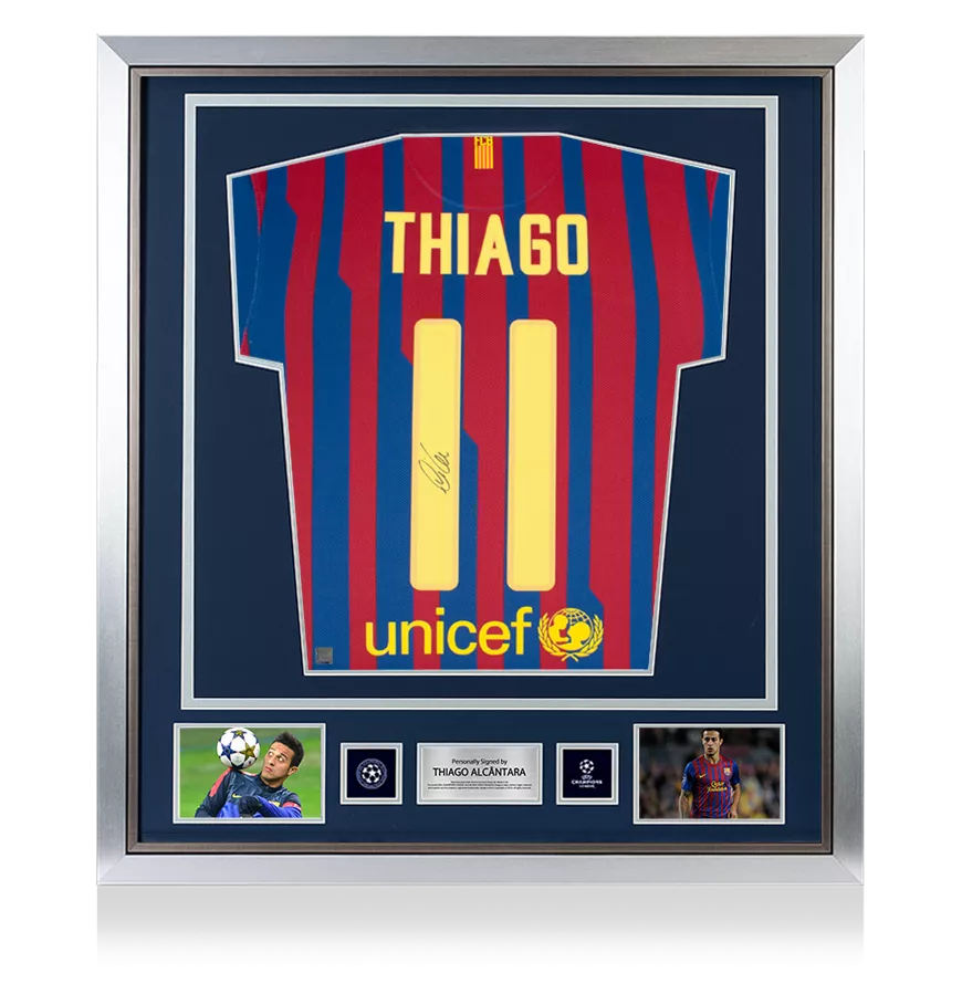 Maillot officiel de l'UEFA Champions League, signé et encadré par Thiago Alcantara, domicile du FC Barcelone 2011-12, avec numéros de style supporter