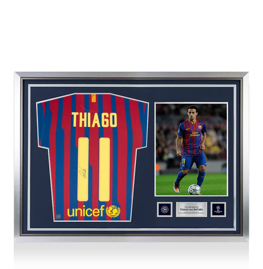 Maillot officiel de l'UEFA Champions League, signé et encadré par Thiago Alcantara, domicile du FC Barcelone 2011-12, avec numéros de style supporter