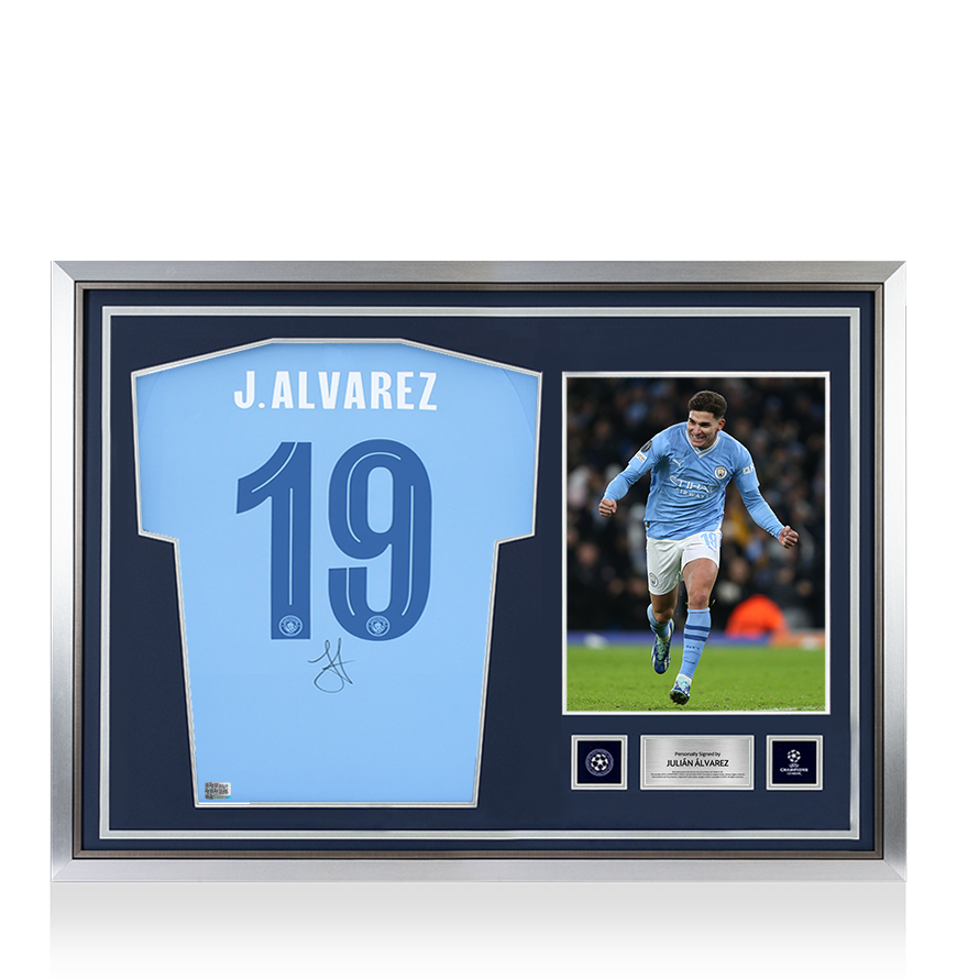 Camiseta oficial de local del Manchester City 2023-24 firmada y enmarcada por Julián Álvarez de la UEFA Champions League.