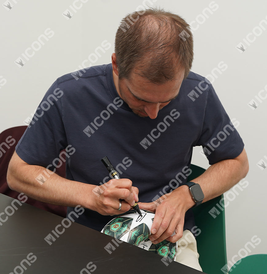 Die offizielle UEFA -Champions League von Philipp Lahm unterzeichnete Fußball im Fall Acryl.